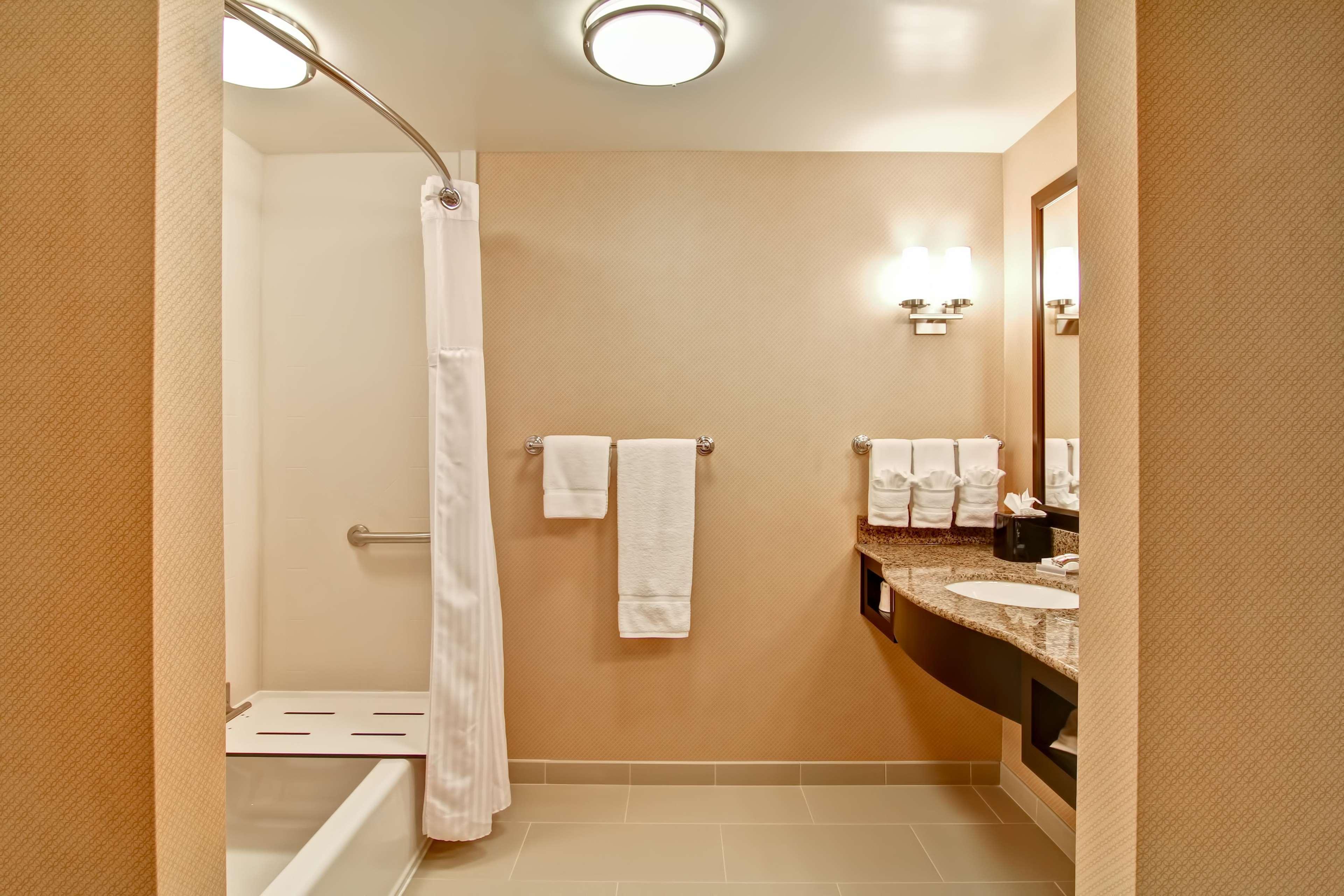 Hilton Garden Inn Вудбридж Екстер'єр фото
