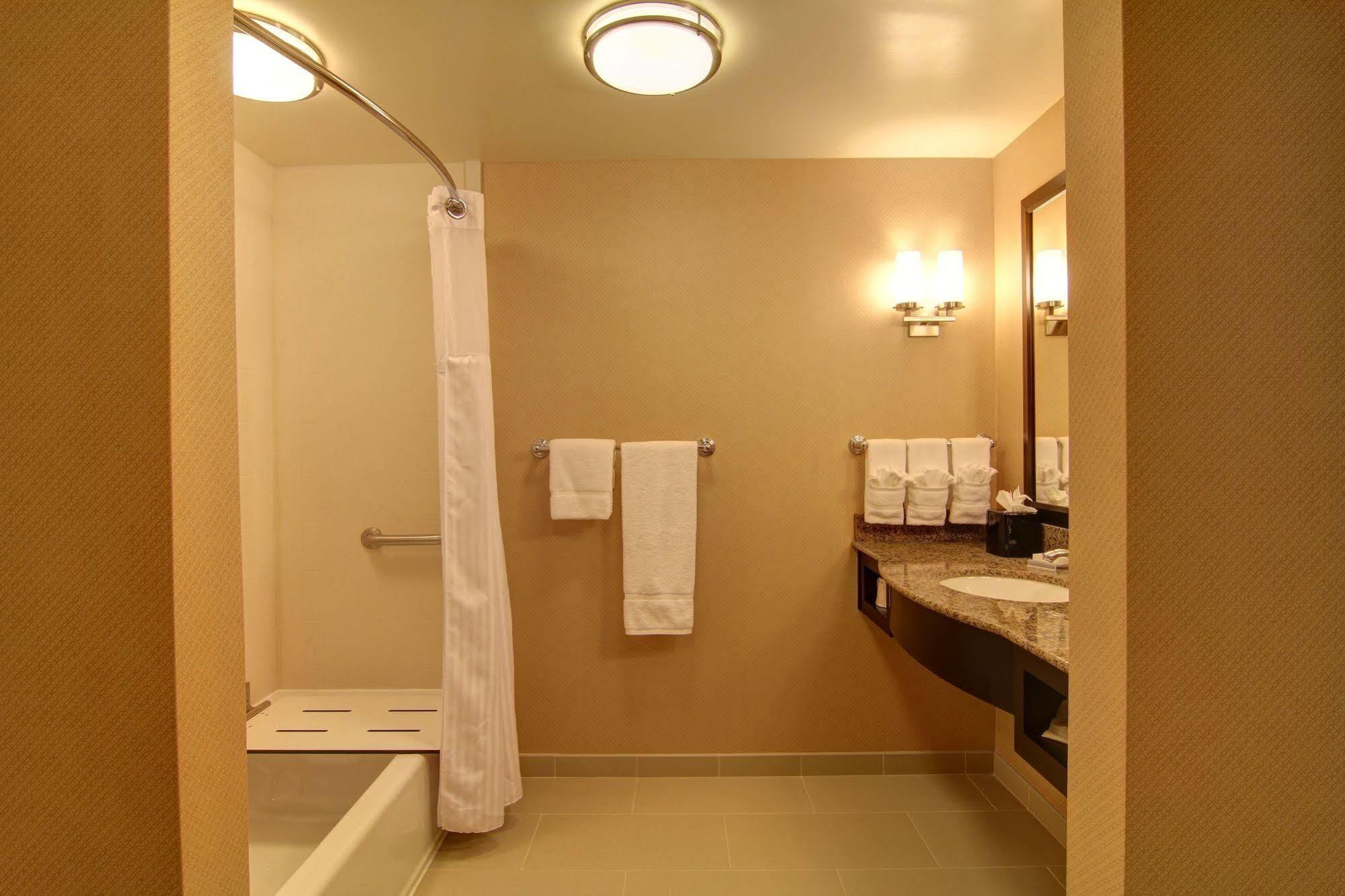 Hilton Garden Inn Вудбридж Екстер'єр фото