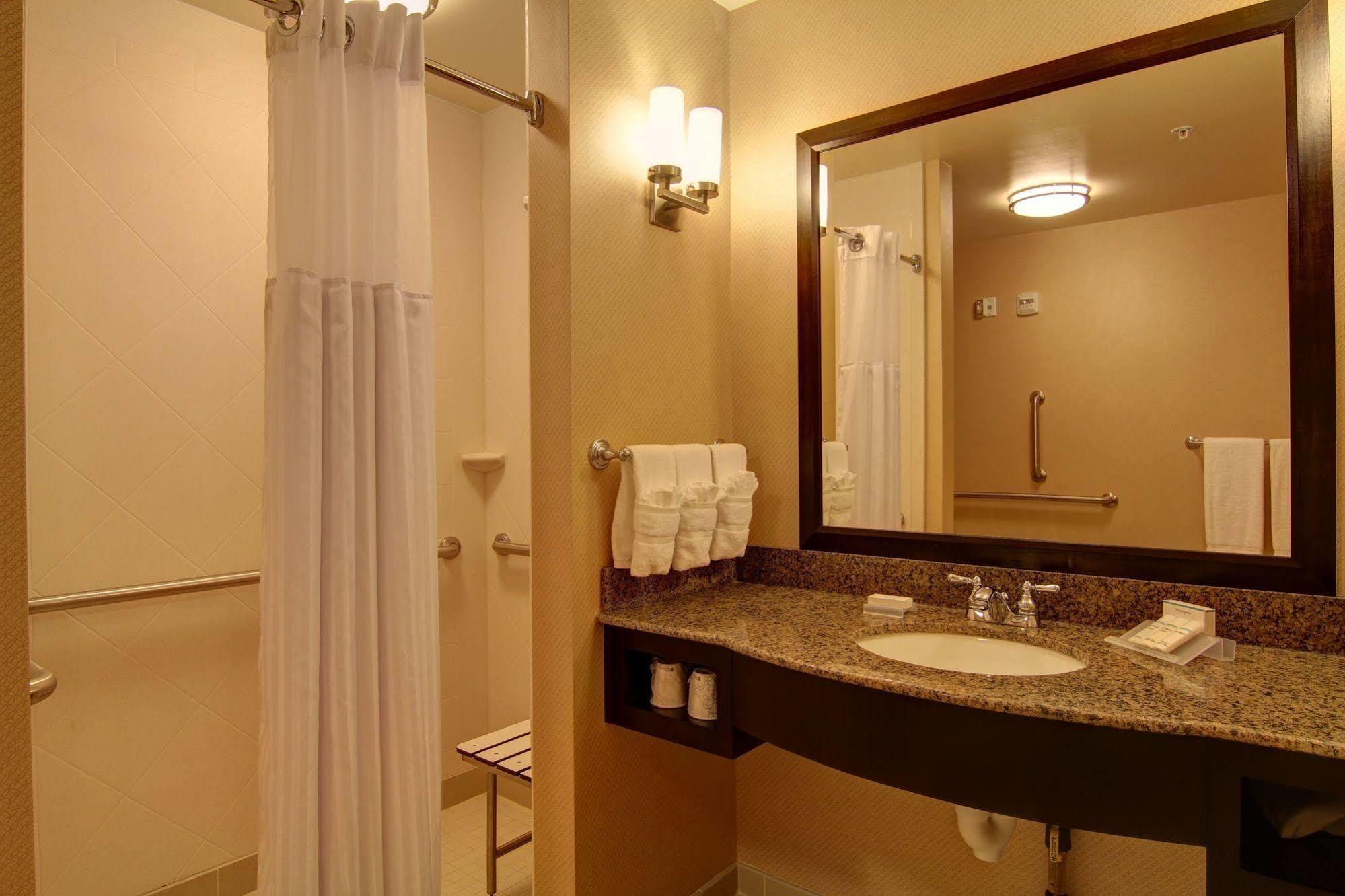 Hilton Garden Inn Вудбридж Екстер'єр фото